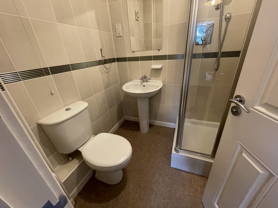 En-suite bathroom (F)